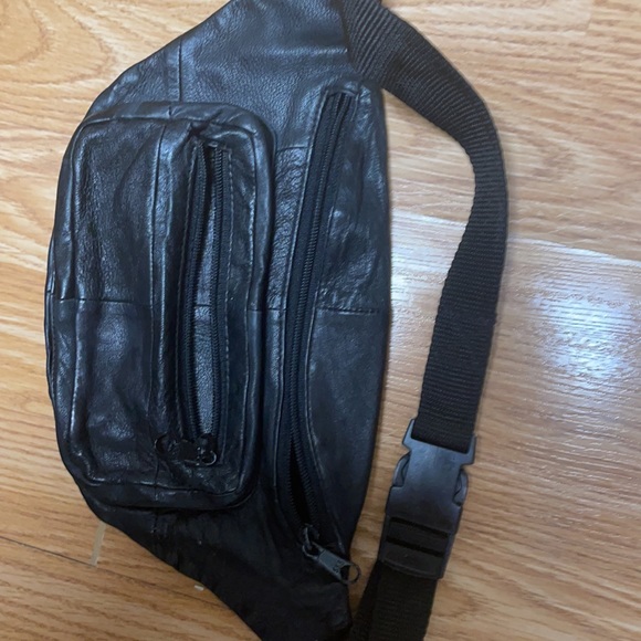 Black 7 X 11 Leather Fanny Pak -Zip Closure- with 2 side zipper pockets - Picture 6 of 7